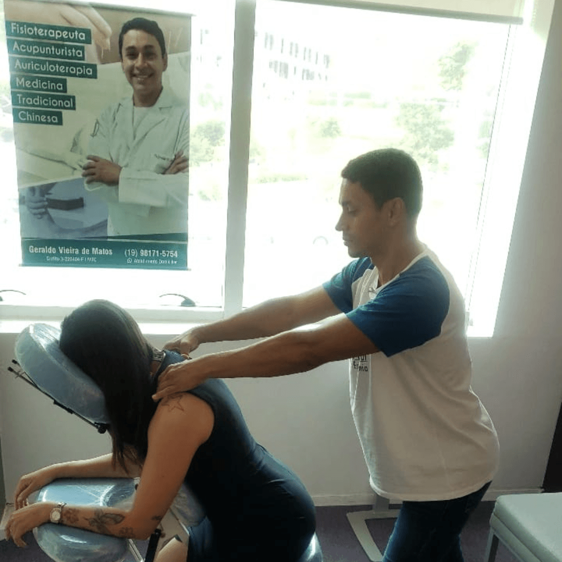 Geraldo Matos realizando atendimento de quiropraxia